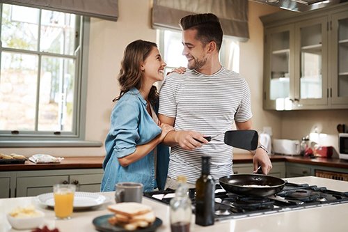 cách làm cho người yêu vui khi nấu ăn