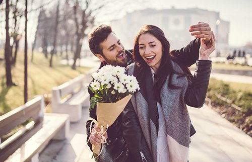 cách làm cho người yêu vui khi tặng quà