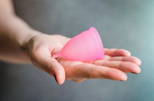 Có kinh dùng băng vệ sinh thường khi đi bơi được không?
