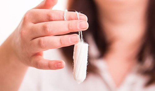 Tới tháng dùng băng vệ sinh thường khi đi bơi được không?